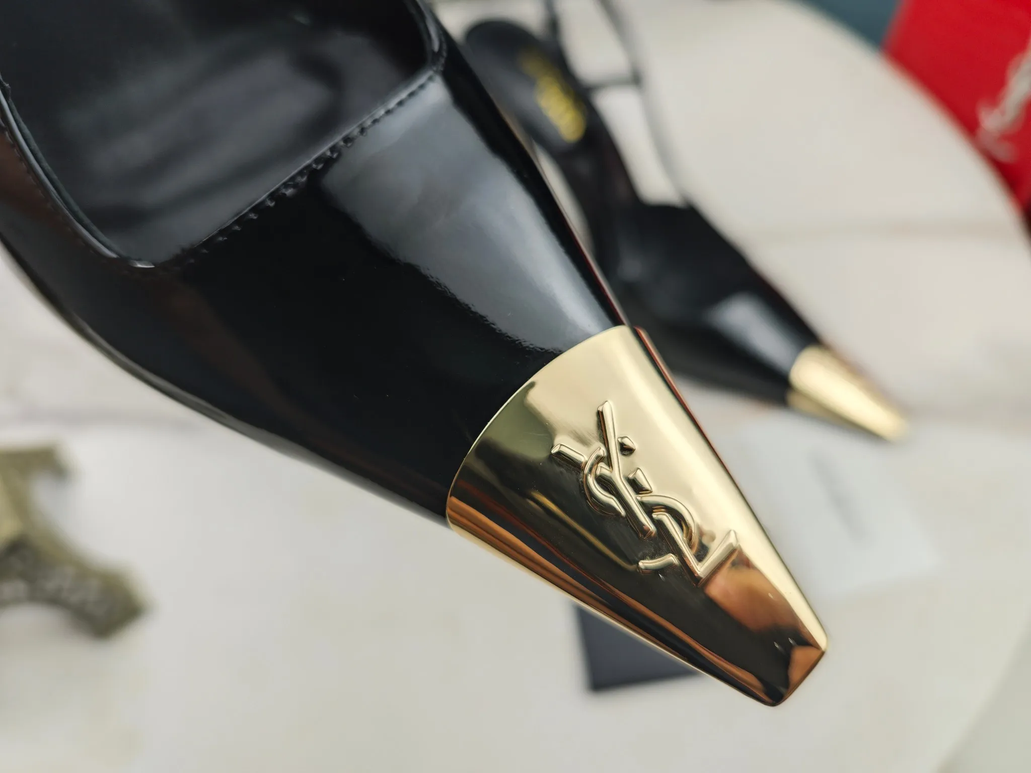 👟👟Ex-factory price 560👟👟【Saint Laurent】Yves Saint Laurent, high-heeled YSL sandals💃2024 early autumn counters are synchronized with the latest styles, YSL, and decorations👠 Classic and high-quality glamorous masterpieces, the hottest spring and summer series in the counter, with temperament, fashion, classic and attractive design style 😌The effect on the feet is particularly beautiful〰️, the material is imported from Italy, small black cow, imported black patent leather, lining, and foot pads; sheepskin, stiletto sandals, size 35-41 (34.41.42 must be customized, non-refundable) outsole; imported genuine leather outsole, complete with counter packaging